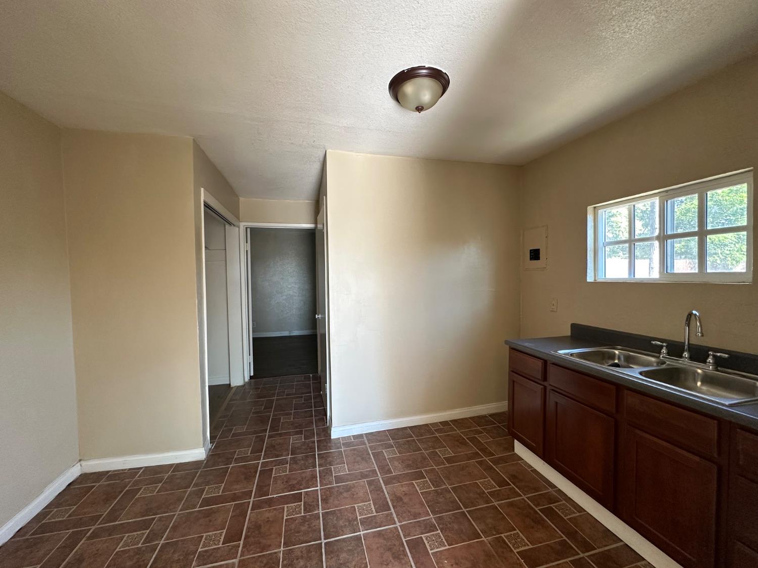 410 S Hughes Ave, Fresno, CA 93706